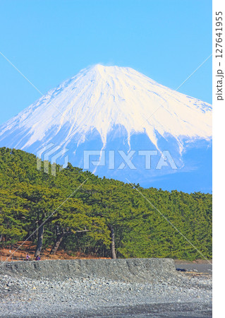 静岡県静岡市、三保の松原と富士山の風景 127641955