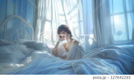 部屋でリラックスする女性 127642285