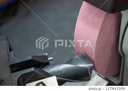 The operation of tool grinding machine with the drill. 127643309