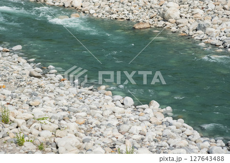 雨で増水した川の激流 (写真素材) 雨で増水した川の激流 (写真素材) 127643488