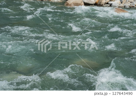 雨で増水した川の激流　(写真素材) 127643490