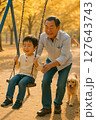 孫と祖父でブランコ 127643743
