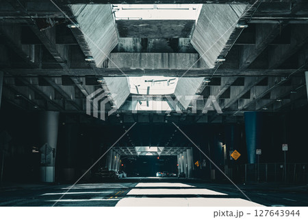 アメリカ　ロサンゼルスのダウンタウンの街並み 高架下 127643944