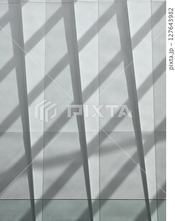 Modern architectural wall with shadows creating dynamic patterns Modern architectural wall with shadows creating dynamic patterns 127643982