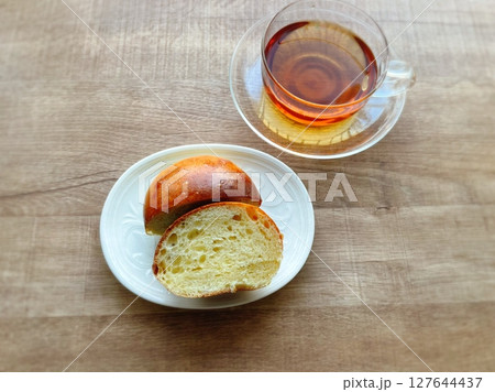 カットしたブリオッシュと紅茶の朝食シーン カットしたブリオッシュと紅茶の朝食シーン 127644437