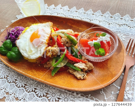 ターメリックライスと目玉焼き、グレープフルーツのアジアンプレート ターメリックライスと目玉焼き、グレープフルーツのアジアンプレート 127644439