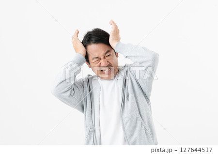 頭を抱えるミドルの男性 127644517