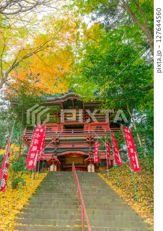 色とりどりな紅葉に囲まれている寺院の門 色とりどりな紅葉に囲まれている寺院の門 127644560