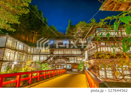 星が輝くレトロな雰囲気の旅館外観 127644562
