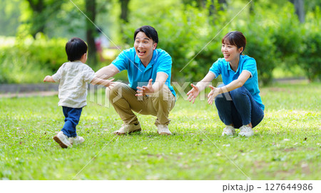 公園で屋外保育する保育士	 公園で屋外保育する保育士	 127644986