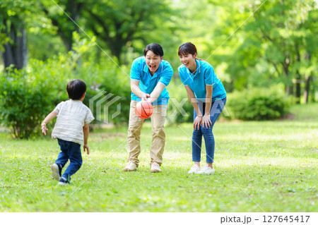 公園で屋外保育する保育士 公園で屋外保育する保育士 127645417