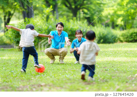 公園で屋外保育する保育士 127645420