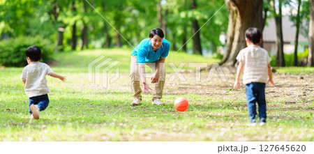 公園で屋外保育する保育士 公園で屋外保育する保育士 127645620