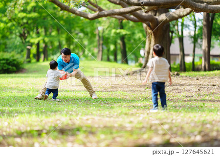 公園で屋外保育する保育士 公園で屋外保育する保育士 127645621