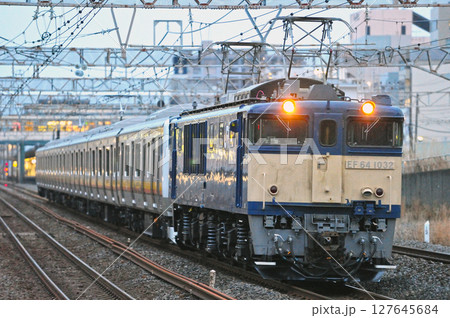東海道本線　平塚　JR東日本　EF64-1032（長岡）＋E233系8000番台　N13編成（中原） 127645684