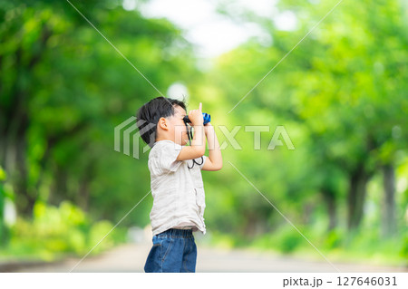 双眼鏡を除く5歳の男の子 127646031