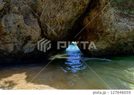 自然が作り出した洞窟のような平久保ビーチの岩場　石垣島のパワースポット 127646059