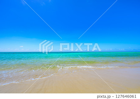 石垣島の透明度抜群のターコイズブルーが広がる平久保ビーチ　青空とエメラルドグリーンの海 127646061