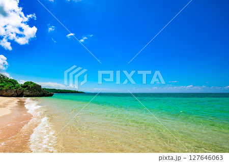 石垣島の透明度抜群のターコイズブルーが広がる平久保ビーチ 青空とエメラルドグリーンの海 石垣島の透明度抜群のターコイズブルーが広がる平久保ビーチ 青空とエメラルドグリーンの海 127646063
