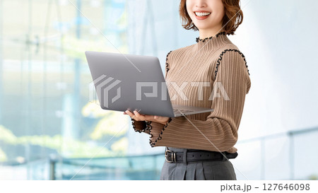 ノートパソコンを持つ女性・ビジネスウーマン ノートパソコンを持つ女性・ビジネスウーマン 127646098