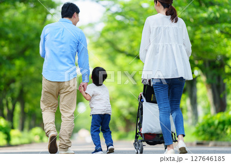 並木道を歩く四人家族の後ろ姿 並木道を歩く四人家族の後ろ姿 127646185