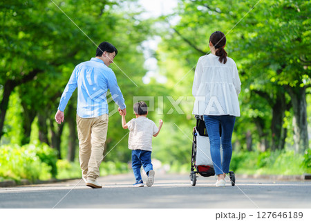 並木道を歩く四人家族の後ろ姿 並木道を歩く四人家族の後ろ姿 127646189