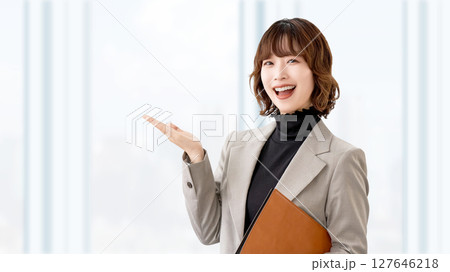 手で案内をする女性・ビジネスウーマン 127646218