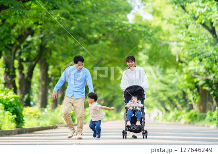 並木道を歩く四人家族 127646249