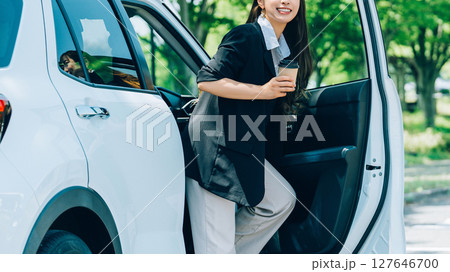 車を降りる女性・ビジネスウーマン 車を降りる女性・ビジネスウーマン 127646700