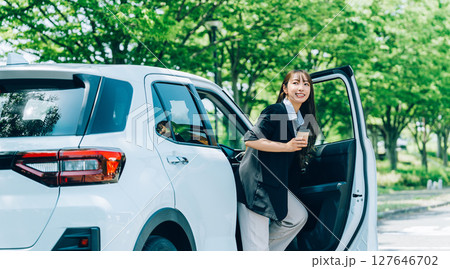 車を降りる女性・ビジネスウーマン 車を降りる女性・ビジネスウーマン 127646702