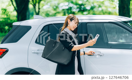 車に乗る女性・ビジネスウーマン 127646706