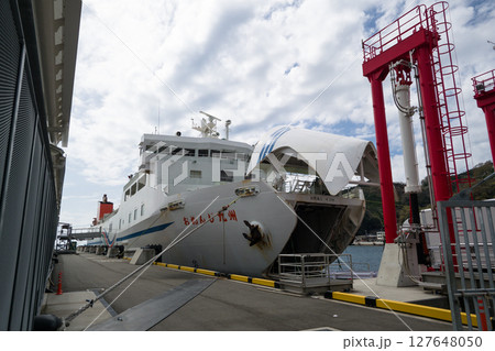 九州・⼤分の臼杵と四国・愛媛の八幡浜を結ぶ九四航路のオレンジフェリー 九州・⼤分の臼杵と四国・愛媛の八幡浜を結ぶ九四航路のオレンジフェリー 127648050