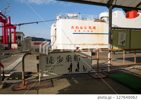 九州・⼤分の臼杵と四国・愛媛の八幡浜を結ぶ九四航路のオレンジフェリー 127648062