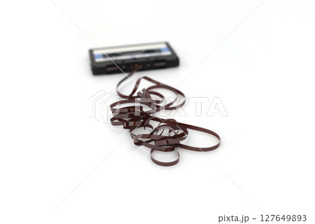 This shows a well known problem with the old fashioned compact cassettes This shows a well known problem with the old fashioned compact cassettes 127649893