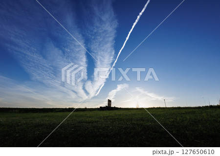 日が傾いた紺碧の空に残る飛行機雲(やまなみハイウェイ) 日が傾いた紺碧の空に残る飛行機雲(やまなみハイウェイ) 127650610