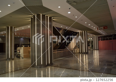 サウジアラビア 昼時の人の居ないショッピングモール 127652256