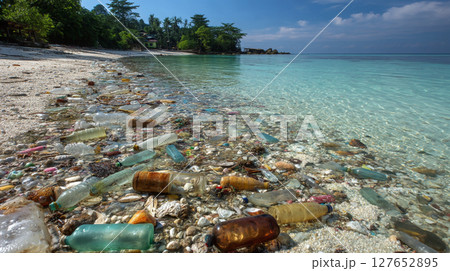 海を汚すプラスチックごみが漂着した熱帯ビーチ 127652895