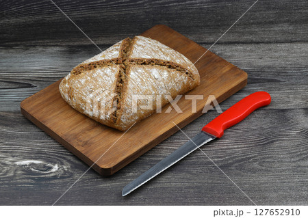 Sliced homemade sourdough rye bread with rye flour on black textured background. Top view or flat-lay. Low key Sliced homemade sourdough rye bread with rye flour on black textured background. Top view or flat-lay. Low key 127652910