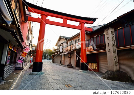 京都府　伏見稲荷大社 裏参道の鳥居　京都市伏見区深草藪之内町　2022 年 2月 127653089