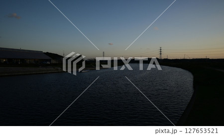 夕暮れの新川　千葉県八千代市 127653521
