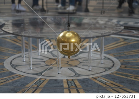 地球の自転を証明するフーコー振り子 127653731