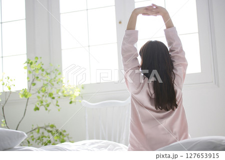 パジャマでくつろぐ若い女性 パジャマでくつろぐ若い女性 127653915
