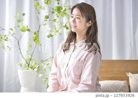 パジャマでくつろぐ若い女性 パジャマでくつろぐ若い女性 127653926