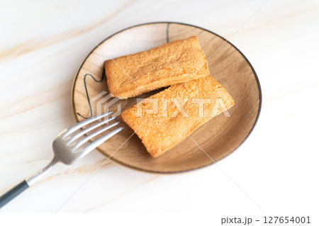 木皿に並ぶフィナンシェ菓子⑩ 木皿に並ぶフィナンシェ菓子⑩ 127654001