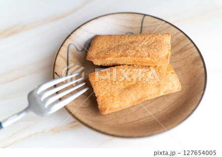 木皿に並ぶフィナンシェ菓子④ 127654005