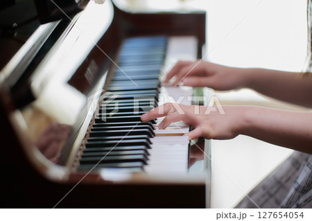 ピアノを弾く若い女性 127654054