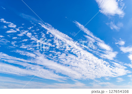 青空に流れていくうろこ雲　a-1 127654108