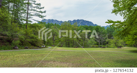 長野戸隠 みどりが池と戸隠山の風景 127654132