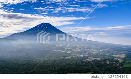 山梨県・夏の竜ヶ岳より望む富士山の絶景 127654168