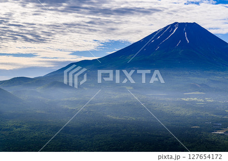 山梨県・夏の竜ヶ岳より望む富士山の絶景 127654172